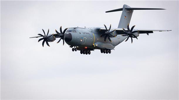 Acht Jahre Einsatz auf dem Bundeswehr-Drehkreuz in Niger sind beendet: Am Freitagabend kehrten zwei Transportmaschinen vom Typ A400M mit bis zuletzt verbliebenen 60 Soldatinnen und Soldaten sowie Material auf den Fliegerhorst Wunstorf in Niedersachsen zurück.
