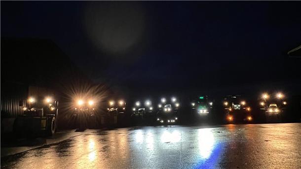 Acht Trecker aus dem Landkreis Cuxhaven haben sich auf den Weg nach Berlin gemacht.