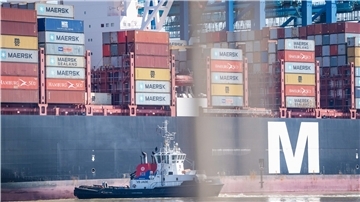 Acht von zehn Containern würden derzeit nicht pünktlich abgefahren, kritisieren die Spediteure im Land Bremen.