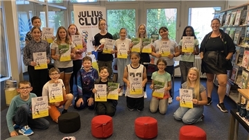 Acht Wochen lang haben die Teilnehmerinnen und Teilnehmer des Julius-Clubs fleißig gelesen. Dafür wurden sie nun mit einem Diplom und Geschenken belohnt.