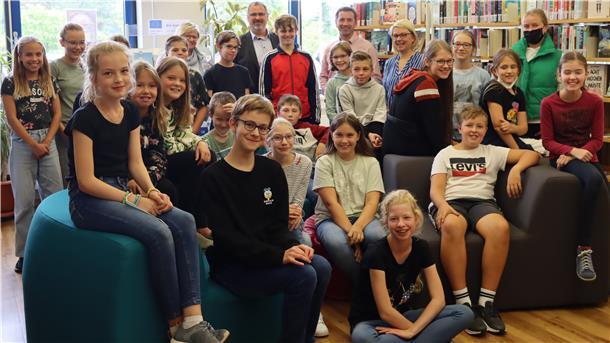 Acht Wochen lang haben die Teilnehmerinnen und Teilnehmer des Julius-Clubs fleißig gelesen. Dafür werden sie mit Diplom und Geschenk belohnt. Mit dabei Samtgemeindebürgermeister Oliver Moje, Stephan Kück-Lüers (VGH Tarmstedt), Claudia Krall-Nowack und Sonja Holsten vom Bücherei Förderverein.