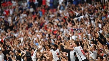 Achtelfinale England - Deutschland im Wembley Stadion: Die englischen Fans jubeln auf der Tribüne.