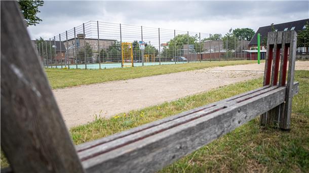 Achtung Ball! Die Anwohner der Reihenhäuser und der Stäwog-Immobilie (links) fühlen sich nicht sicher. Immer wieder fliegen Bälle über den Zaun des Sportplatzes hinter der Schule am Ernst-Reuter-Platz.