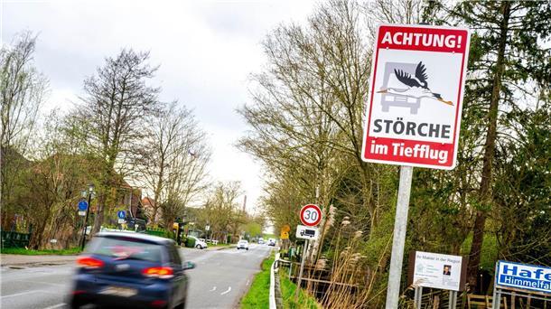„Achtung! Störche im Tiefflug“ steht auf einem Schild am Ortseingang von Sandstedt.