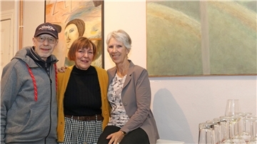 Ada Leddin (Mitte) mit den Geschwistern von Elke Baumgarten, Peter Schröder und Ute von Helldorff, vor Werken Tetjus Tügels und Elke Baumgartens.
