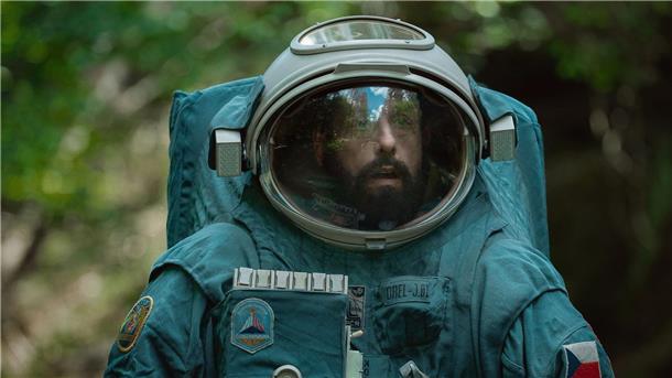 Abgekapselt: Das Weltraum-Drama „Spaceman“ auf Netflix Adam Sandler als Kosmonaut Jakub in dem Netflixfilm „Spaceman“.