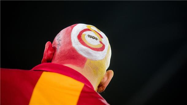 Adana Demirspor verlässt in einem türkischen Erstliga-Spiel bei Galatasaray aus Protest das Spielfeld.
