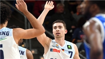 Basketball Stadthalle Eisbären Bremerhaven- Jena, Adrian Breitlauch.