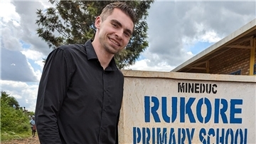 Adrian Breitlauch vor einer Schule in Ruanda