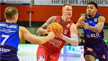 Adrian Breitlauch (links) und Jordan Samare (rechts) versuchen, Ex-Nationalspieler Robin Benzing auf dem Weg zum Korb zu stoppen.
