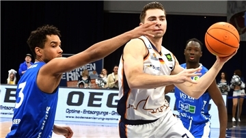 Adrian Breitlauch (rechts) ist mit mittlerweile 185 Erst- und Zweitliga-Einsätzen der Rekordspieler der Eisbären Bremerhaven.