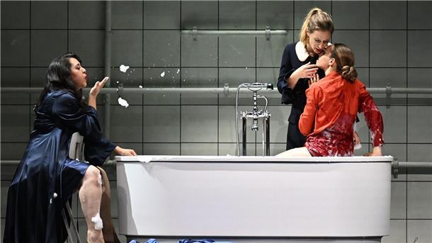 Adriana Gonzalez (l-r) als La Contessa di Almaviva, Sabine Devieilhe als Susanna und Lea Desandre als Cherubino in der  Oper „Le Nozze di Figaro“ von Mozart in Salzburg.