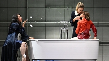 Adriana Gonzalez (l-r) als La Contessa di Almaviva, Sabine Devieilhe als Susanna und Lea Desandre als Cherubino in der  Oper „Le Nozze di Figaro“ von Mozart in Salzburg.