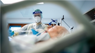  Ein Intensivpfleger arbeitet in Schutzausrüstung auf der Intensivstation des Krankenhauses Bethel an einem Corona-Patienten. 