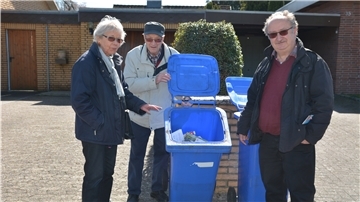 Ärgern sich über den falschen Abfuhrtermin und die deshalb noch vollen Tonnen: Waltraud Stumper und Rolf sowie Ralf Wolter (rechts).