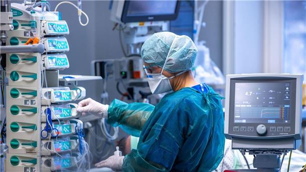 Krankenhausreform: Bund beharrt auf Qualitätsvorgaben Ärzte und Pflegekräfte betreuen Patienten auf einer Intensivstation.
