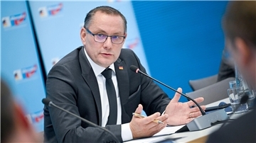 AfD-Chef Tino Chrupalla äußert sich bei einer Pressekonferenz zu dem Vorfall in Ingolstadt.