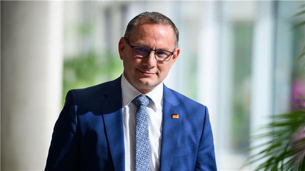 AfD-Chef Tino Chrupalla war während einer Wahlkampfkundgebung in Ingolstadt ins Krankenhaus gebracht worden.