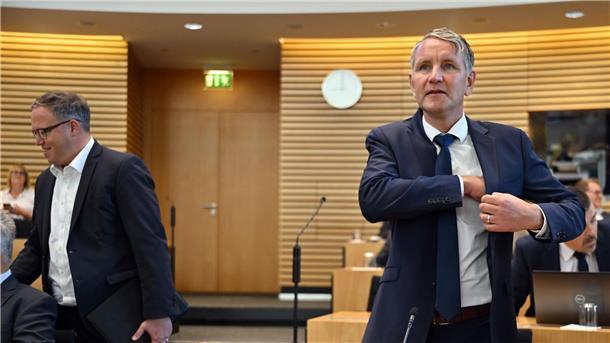 AfD-Fraktionschef Björn Höcke und CDU-Fraktionschef Mario Voigt (l) im Landtag in Erfurt.