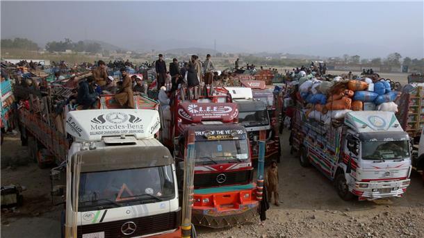 Afghanische Familien warten auf die Abfertigung an einem Grenzübergang in Pakistan.