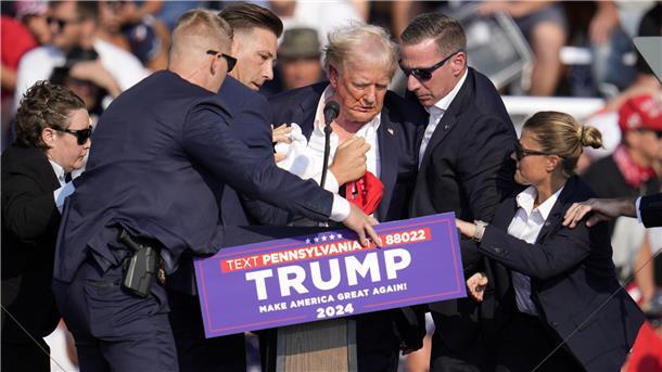 Agenten des US-Geheimdienstes Secret Service helfen dem republikanischen Präsidentschaftsbewerber und ehemaligen US-Präsidenten Donald Trump von der Bühne bei einer Wahlkampfveranstaltung in Butler, Pennsylvania.