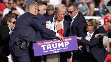 Agenten des US-Geheimdienstes Secret Service helfen dem republikanischen Präsidentschaftsbewerber und ehemaligen US-Präsidenten Donald Trump von der Bühne bei einer Wahlkampfveranstaltung in Butler, Pennsylvania.