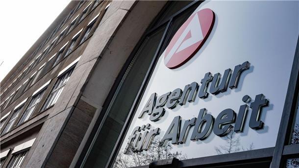 Zahl der Arbeitslosen im Land Bremen stabil „Agentur für Arbeit“ hängt über dem Eingang der Bundesagentur.