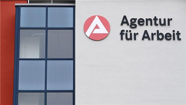 Arbeitslosigkeit in Bremen sinkt im Mai leicht „Agentur für Arbeit“ steht an der Fassade eines Jobcenters.