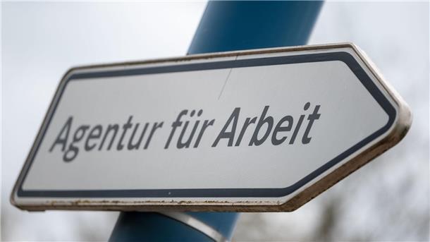 Stagnation in Niedersachsens - mehr Arbeitslose in Bremen „Agentur für Arbeit“ steht auf einem Wegweiser vor der Behörde in Sangerhausen.