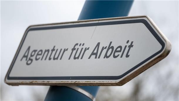 Arbeitslosigkeit in Niedersachsen sinkt im März leicht „Agentur für Arbeit“ steht auf einem Wegweiser vor einer Behörde.