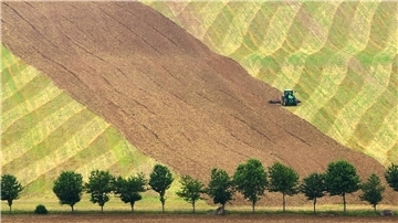 Agrar-Holdings kaufen in Deutschland immer mehr große Äcker auf. Auch im Cuxland ist die B.H. Holding mit Sitz in Beverstedt inzwischen einer der größten Landbesitzer.