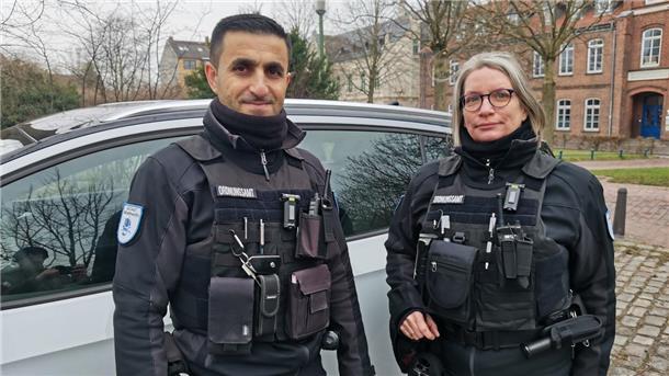Ahmad Fandi und Claudia Renken vom Ordnungsamt Bremerhaven vor ihrem Fahrzeug
