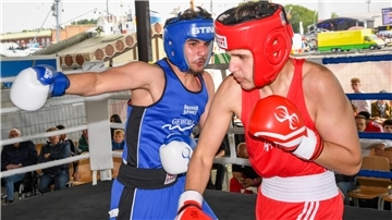 Zwei Boxer stehen sich im Ring gegenüber.