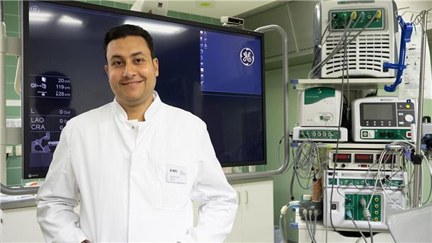 Ahmed Nasef, Chefarzt der Kardiologie im St. Bernhard Hospital in Brake, vor medizinischen Geräten