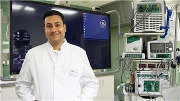 Ahmed Nasef, Chefarzt der Kardiologie im St. Bernhard Hospital in Brake, vor medizinischen Geräten