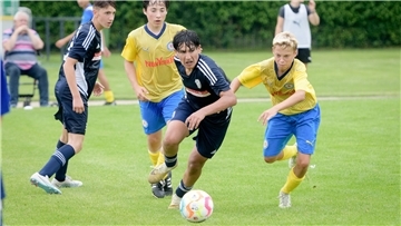 Ahmet Atilgan (am Ball) war der Spieler des Tages beim Auswärtssieg der U15 des JFV Bremerhaven bei Holstein Kiel.