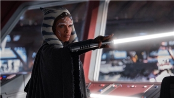 Ahsoka Tano (Rosario Dawson) in einer Szene aus „Ahsoka“.