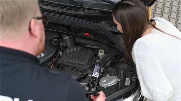 20 Jahre Führerschein mit 17 - „Ein großer Erfolg“ Ailt Broer, Fahrlehrer aus Aurich, erklärt seiner Fahrschülerin Lea M., die den Führerschein mit 17 erwerben möchte, die einzelnen Bauteile eines Motors.
