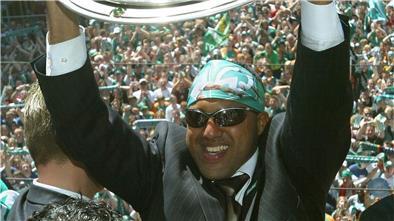 Ailton jubelt zusammen mit seinen Mannschaftskollegen vom SV Werder Bremen im Mai 2004 auf dem Balkon des Bremer Rathauses vor rund 30 000 Fans mit der Meisterschale. Damals feierte Werder seine letzte Meisterschaft.