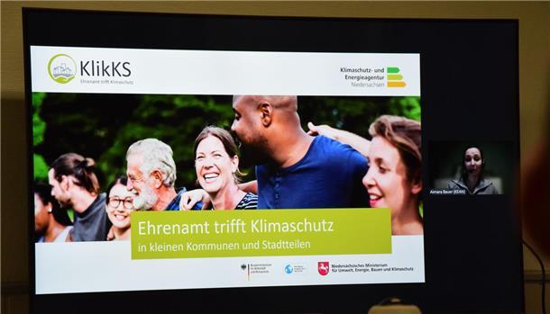 Aimara Bauer von der Klimaschutz- und Energieagentur Niedersachsen wirbt in ihrer Präsentation um ehrenamtliches Engagement in Sachen Klimaschutz.