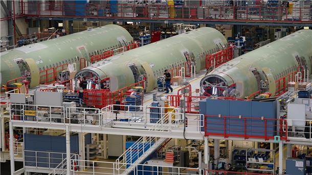 Airbus-Mitarbeiter arbeiten in der Halle 260 auf dem Airbus Werksgelände im Stadtteil Finkenwerder an A320-Flugzeugrümpfen.