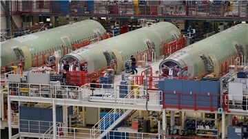 Airbus-Mitarbeiter arbeiten in der Halle 260 auf dem Airbus Werksgelände im Stadtteil Finkenwerder an A320-Flugzeugrümpfen.