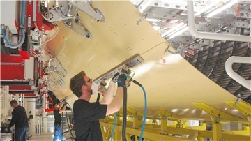 Airbus-Mitarbeiter montieren in Nordenham eine Sektion für einen A350. Der Flugzeugbauer ist aktuell auf der Suche nach weiterem Personal, um seine zahlreichen Bestellungen abarbeiten zu können.
