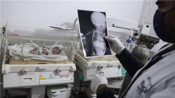 Aja, das sogenannte „Wunderbaby“, wurde nach dem verheerenden Erdbeben an der türkisch-syrischen Grenze unter einem zerstörten Haus gerettet. Vermutet wird, dass die Mutter kurz nach seiner Geburt starb.