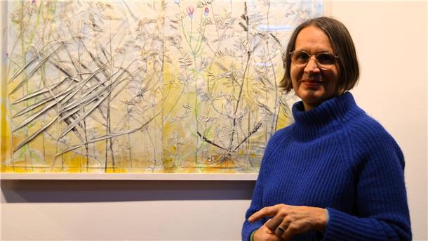 Akkela Dienstbier erschafft Kunst aus Naturmaterialien Akkela Dienstbier vor einem ihrer Kunstwerke