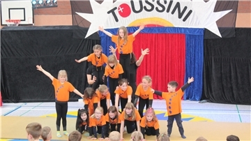 Akrobatischer Auftritt beim Abschluss der Zirkus-Projektwoche in der Grundschule Nordholz