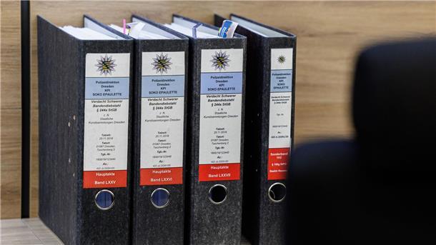 Juwelendiebstahl: Staatsanwalt will Haft und Freispruch Akten im Gerichtssaal: Seit Ende Januar wird im Zusammenhang mit dem Juwelendiebstahl aus dem Grünen Gewölbe gegen sechs junge Männer verhandelt.