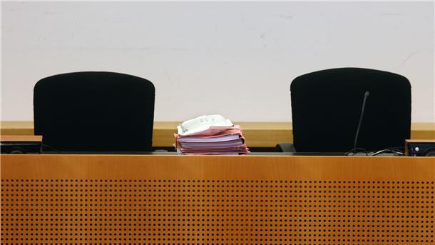 Apothekerin: Kasse um eine halbe Million Euro betrogen Akten liegen im Strafjustizzentrum auf dem Richtertisch.