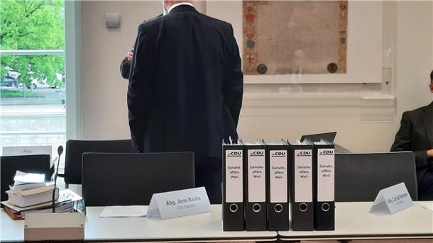 U-Ausschuss zu Weil-Mitarbeiterin benennt erste Zeuginnen Aktenordner der CDU-Fraktion mit der Aufschrift „Gehaltsaffäre Weil“ stehen im Landtag auf einem Tisch.