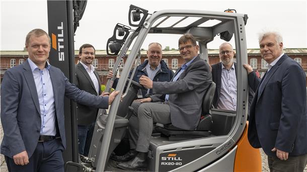 Akteure der Klimakooperation Fischereihafen (CCF) mit einem wasserstoffbetriebenem Stapler (von links): Timo Mahler (Deutsche See), Dr. Alexander David (FBG), Ralf Finck (Frosta), Peter Jetz (Norddeutsche Solar Ceramics), Olaf Schröder (FBG) und Prof. Dr. Gerhard Schories (ttz).